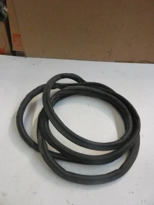 Резиновая уплотнительная прокладка уплотнительная прокладка для заднего люка багажника 03–12 Range Rover L322 - Изображение 1 из 4