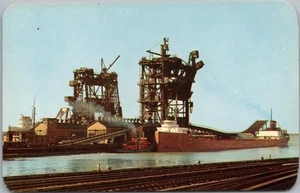 Postal vintage de los años 50 de TOLEDO, Ohio "C&O COAL DOCKS" vaporera/plasticromo - Imagen 1 de 2