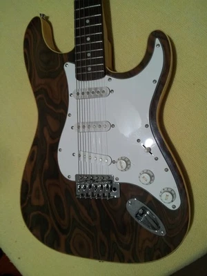 Guitarra eléctrica Cozart Burl Maple Strat Foto 1 de 4