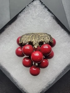 Abito vintage Miriam Haskell non firmato rosso uva a grappolo clip pelliccia anni 40 2" usato in ottime condizioni - Foto 1 di 3