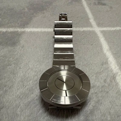 Reloj de cuarzo Issey Miyake acero inoxidable esfera redonda plateada usado Foto 1 de 4