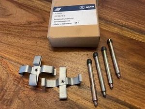 Saab 900 9-3 NEW GENUINE rear brake pad fixing kit 5239744 5J8 - Picture 1 of 4