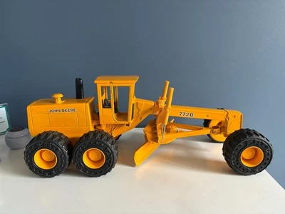 ERTL 1990's  JOHN DEERE 1/16 SCALE 772B DIE-CAST TOY ROAD GRADER TRACTOR  - Image 1 of 4