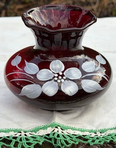 Fenton vintage? Vaso in vetro rosso rubino soffiato a mano 3,25" dipinto a mano floreale - Foto 1 di 10