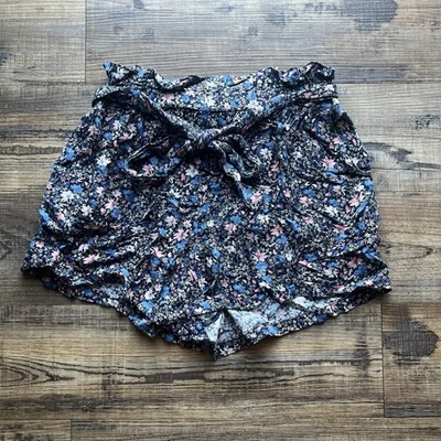 Pantalones cortos de viscosa con estampado floral azul y rosa Hollister para mujer talla pequeña Foto 1 de 4