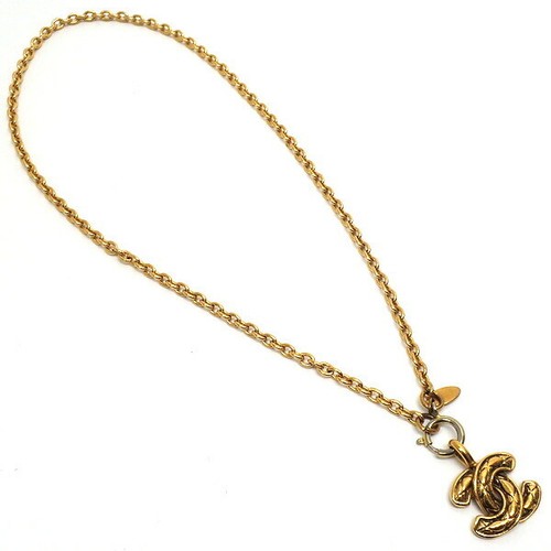Collana con ciondolo CHANEL CC ferramenta oro marchio cocco trapuntata lunghezza totale 52 cm