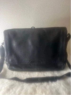 Bolsa carteiro Cole Haan couro pebbled preta grande - Imagem 1 de 4