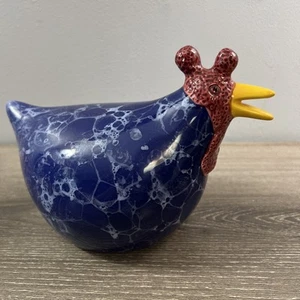 Cerámica jaspeada azul oscuro con decoración de garganta texturizada pollo 1998 CBK LTD LLC - Imagen 1 de 7