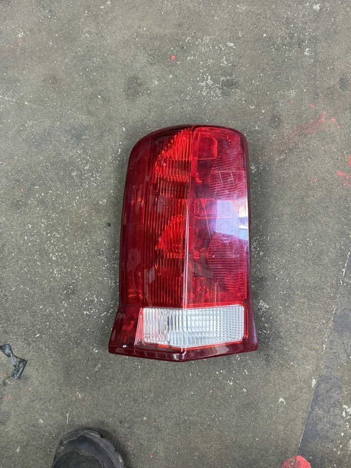 Luz trasera lado del conductor Cadillac Escalade 2002-2006 SUV fabricante de equipos originales Foto 1 de 1