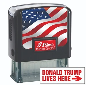 Estampilla bandera estadounidense Donald Trump vive aquí auto entintado - 9/16" x 1-1/2" - roja - Imagen 1 de 5