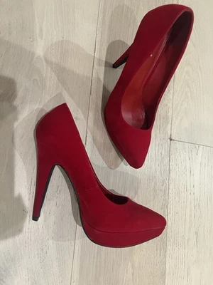 Zapatos de tacón alto para mujer Qupid tela de gamuza roja talla 8 Foto 1 de 3
