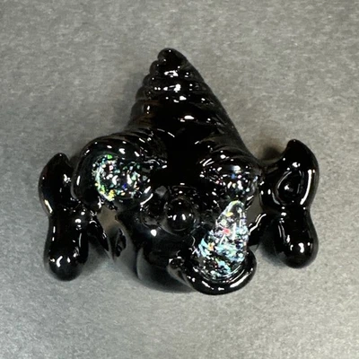 Colgante de duende oscuro de vidrio artístico soplado a mano con colgante embriagador de borosilicato de ópalo triturado Foto 1 de 4