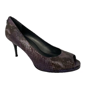 Stuart Weitzman Logo Plainfield Pump Purple Snake Embossed Leather Peep 7.5 - Picture 1 of 10