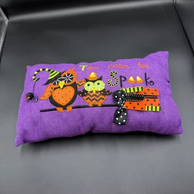 Almohada vintage de Halloween púrpura demasiado linda para asustar Foto 1 de 4