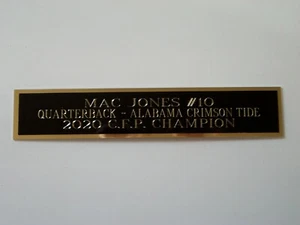 Mac Jones Alabama Crimson Tide Typenschild für eine Fußball-Vitrine 1,25 x 6 - Bild 1 von 12