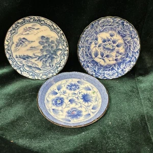 Vintage-Set besteht aus 3 japanischen blauen & weißen Porzellanplatten/Schalen 4,75" Durchmesser einzigartig - Bild 1 von 2