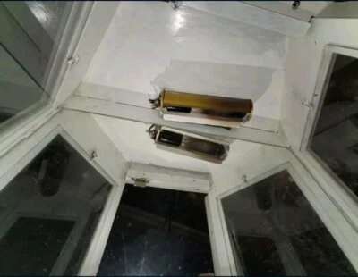 Vitrina de esquina de gabinete de curiosidades iluminado con estantes de vidrio templado ajustables Foto 1 de 4