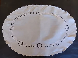 Vintage white oval shaped embroidered cloth. - Imagen 1 de 3