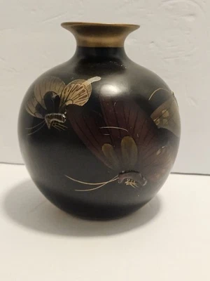 Vaso de cerâmica preto com design de borboleta dourada levantada 7" decorativo para casa... - Imagem 1 de 4