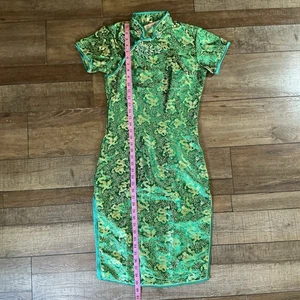 VINTAGE Gr. 34 Cathaya Green Dragon Cheongsam Kleid Qipao Satin Brokat #39717 - Bild 1 von 8