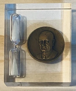 Präsident LBJ Lyndon B Johnson Gedenkmünze Plexiglas Briefbeschwerer Sanduhr & Münze - Bild 1 von 8