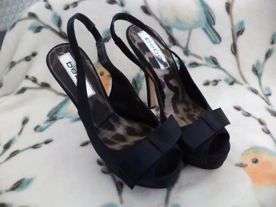 Zapatos de plataforma Bebe MARIAH negros satinados con tira trasera tacón alto para mujer 8 M Foto 1 de 4