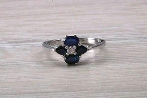 Ein Karat Ring mit blauem Saphir und Diamanten besetzt Weißgold - Bild 1 von 9