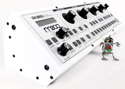 MOOG Slim Phatty White Edition Analog Synthesizer+ Top Zustand + 1,5 J Garantie - Bild 1 von 4