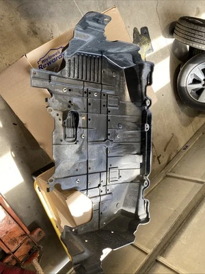 Protector contra salpicaduras de motor Subaru Forester 2014 2015 2016 2017 2018 2,5 56410SG001 ATC Foto 1 de 4