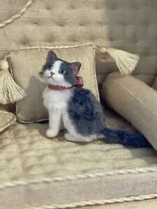 Artisan Miniature Dollhouse Paizley Pawz Fluffy Grey & White Pet Kitten 1:12