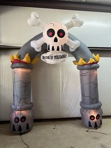 Gemmy Halloween Arco Inflable Calavera Tibias Cruzadas Ilumina Entrada 9 Pies de Alto - Imagen 1 de 7