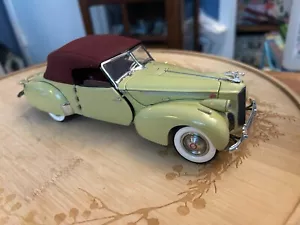 Franklin mint scale model of a 1940 Packard Custom Victoria convertible - Picture 1 of 12