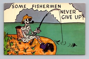 ¡Algunos pescadores nunca se rinden! Postal de humor de pesca esqueleto - Imagen 1 de 2