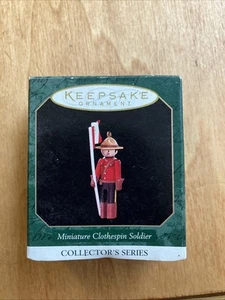 Hallmark Miniatura Adorno de Navidad Clothespin Soldier 1997 - Imagen 1 de 6