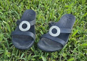RARE Crocs Sanrah Silver Beveled Circle Slide Black Sandal Women's 7 - Picture 1 of 6