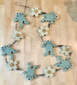 ADORABLE HANDCRAFTED WOOD FROGS & FLOWERS GARLAND!! WELL MADE! HAND PAINTED! - Picture 1 of 6