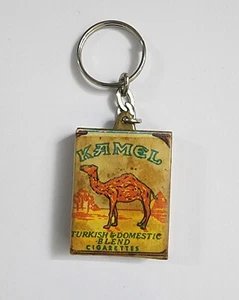 VINTAGE CAMEL BOX SHAPE OLD PLASTIC ERA KEYCHAIN MADE IN U.S.A. - Picture 1 of 4