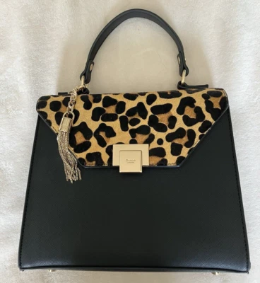 Elegante Bolso de Mano Negro Estructurado con Estampado de Leopardo Solapa Herrajes Dorados Borla Foto 1 de 4
