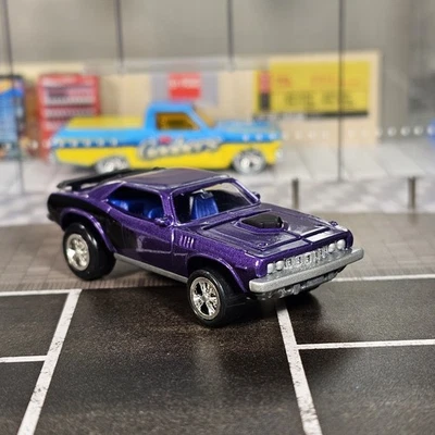 1/64 Johnny Lightning 1971 年普利茅斯 Hemi Cuda 肌肉车 美国 梭子鱼 紫色  — 第 1/4 张图片