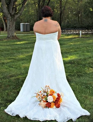 Vestido de novia marfil con una superposición de encaje sin tirantes talla 24 Foto 1 de 2