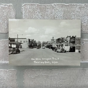 1949 RPPC Downtown Torrington, WY Oregon Trail Old Cars insegne cartolina d'epoca - Foto 1 di 14