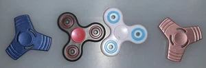 Zuru Mini Brands Toy Series 2 - Lot Of Fidget Spinner’s - One Glows In The Dark - Picture 1 of 1