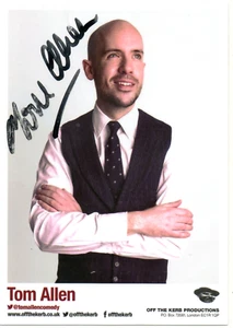 COMEDIA - TOM ALLEN - tarjeta promocional firmada - 6" x 4" - en muy buena condición - Imagen 1 de 1