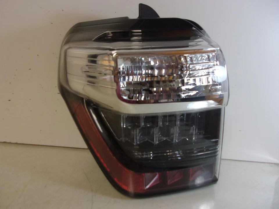 Se adapta a Toyota 4 2014-2023 - Runner Driver LH luz trasera LED de Depo - CAPA Foto 1 de 4