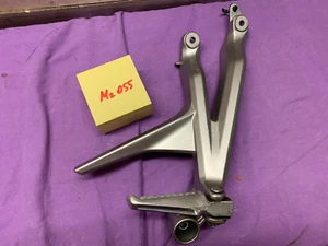 Fußraste mit Halter hinter rechts Honda VFR 800 79E  6644km. n-8l2.M2-055. - Bild 1 von 3