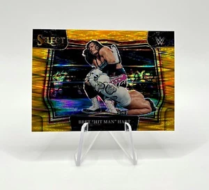 2023 Select WWE Ringside *BRET "HIT MAN" HART* Gold Flash Prizm #4/10 - Foto 1 di 2