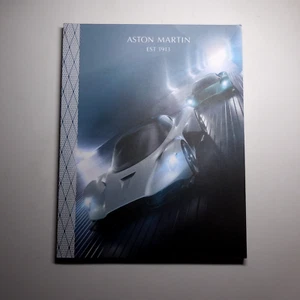 N23.653 Aston Martin EST 1913 magazine 2019 Londres Angleterre automobile sport - Foto 1 di 14