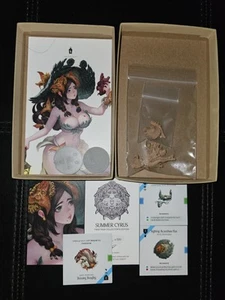 Summer Cyrus Kingdom Death Monster FR /500 Includes Art Cards & Gameplay Content - Imagen 1 de 1