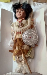 Kinnex Heirloom Dolls WE 16" bambola con lancia e scudo ROHIT D16693 181/2500 - Foto 1 di 11
