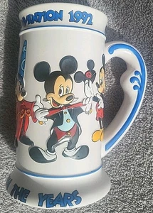 Disney Topolino 1992 attraverso gli anni spedizione gratuita ceramica 6,5" Stein WDW  - Foto 1 di 11